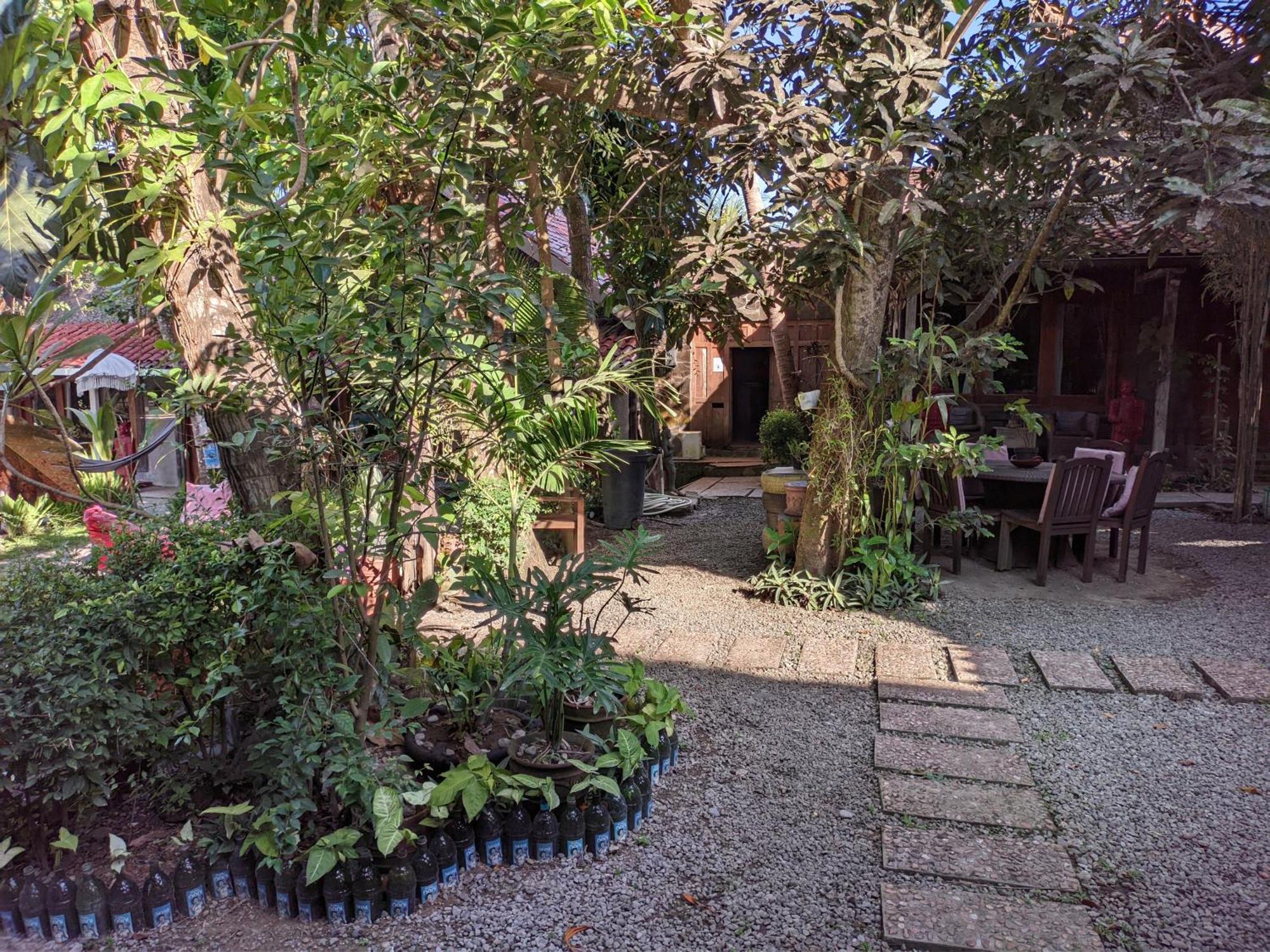 Astuti Gallery Homestay Yogyakarta Exterior foto