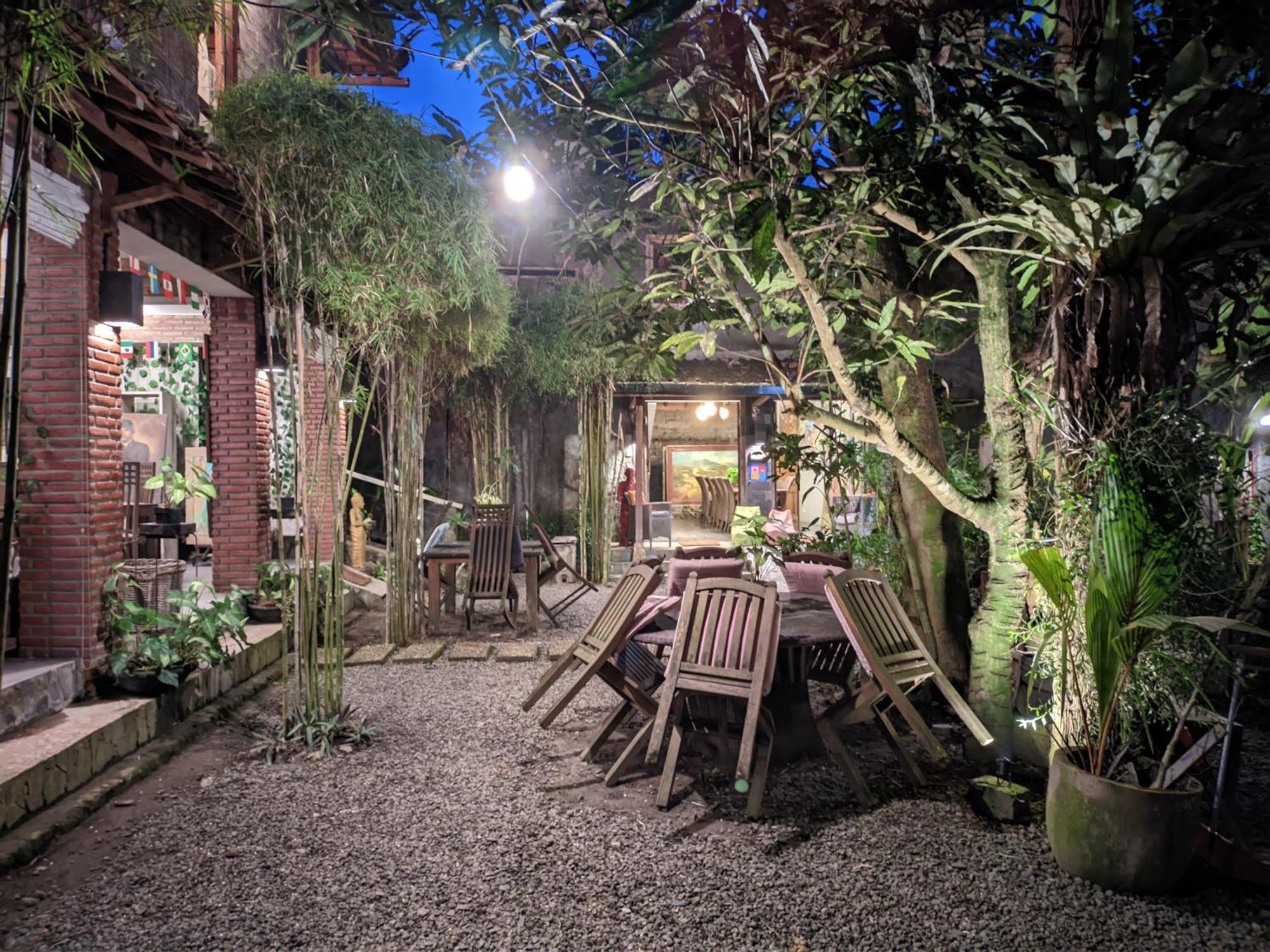 Astuti Gallery Homestay Yogyakarta Exterior foto