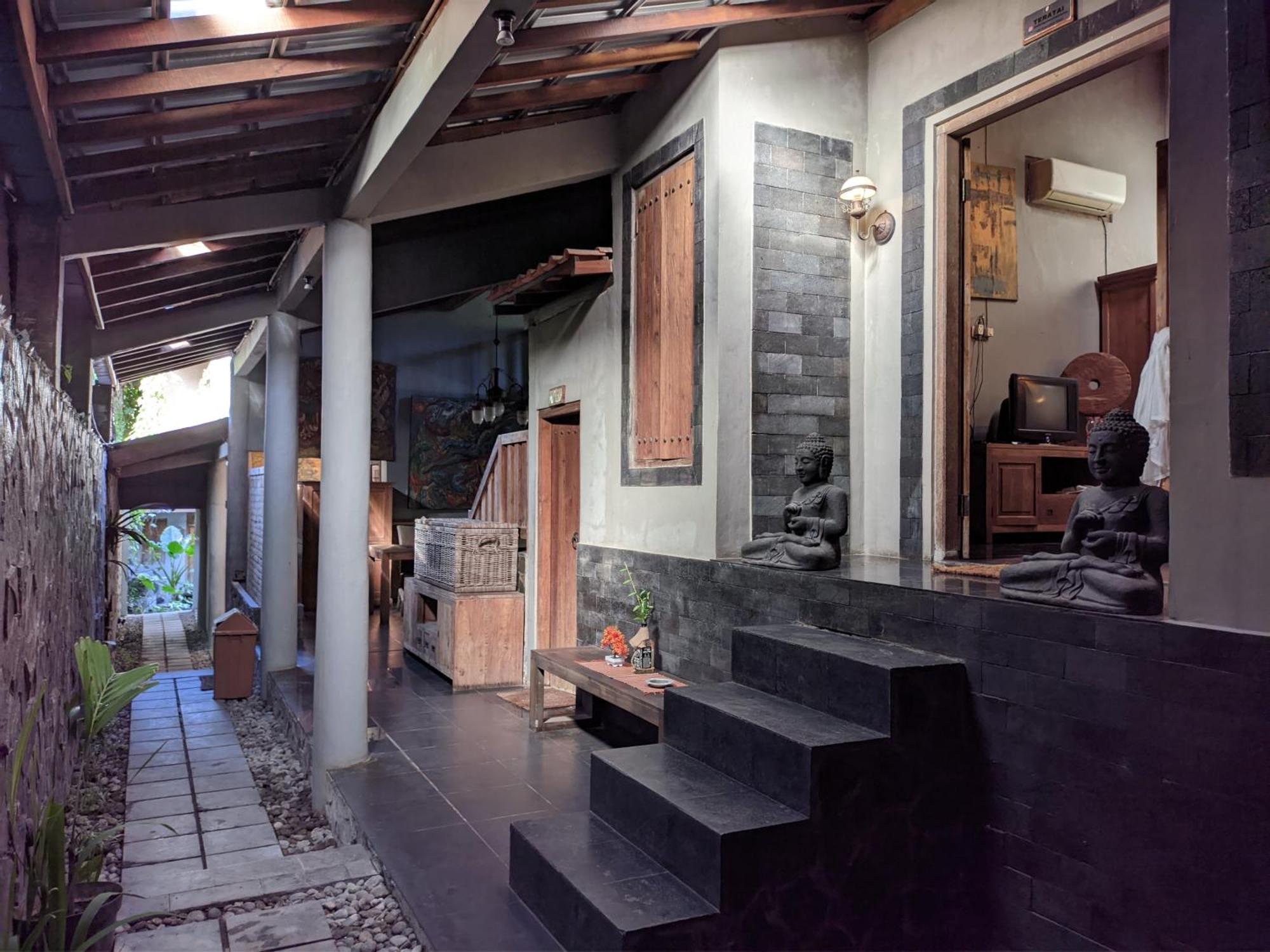 Astuti Gallery Homestay Yogyakarta Exterior foto